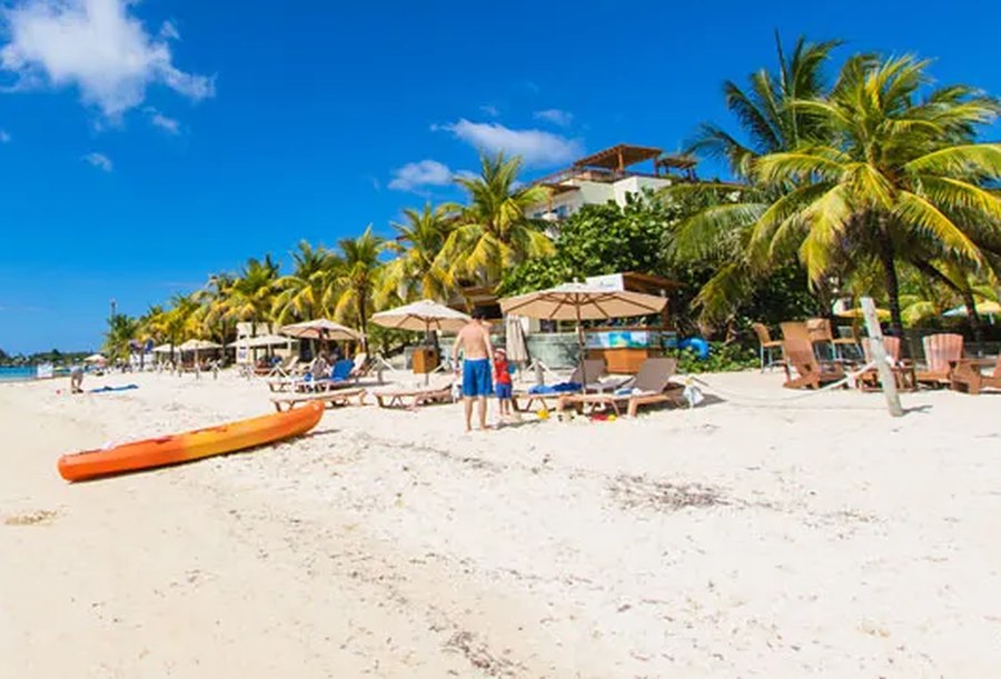 Roatán vs. Cancún